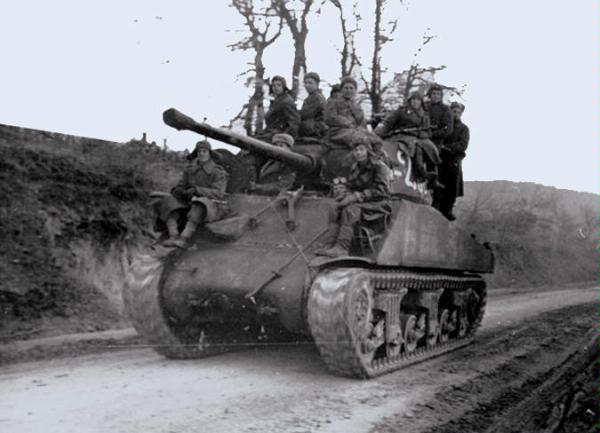 Танкисты 46-й гвардейской танковой бригады на марше 